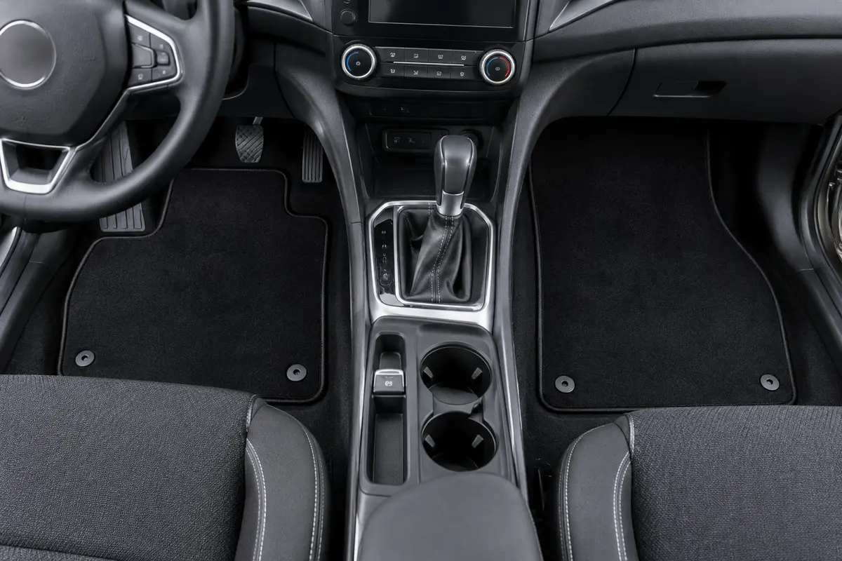 Jeu de quatre tapis noirs en velours installé dans l’habitacle d’une Mégane IV Break