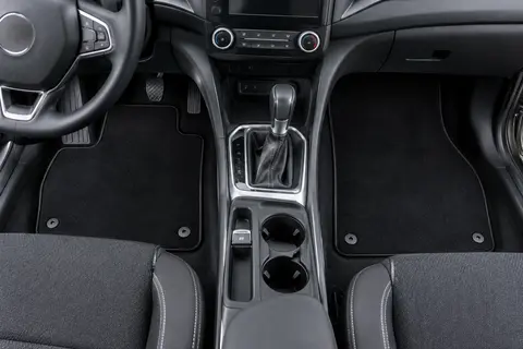 Jeu de quatre tapis noirs en velours installé dans l’habitacle d’une Mégane IV Break