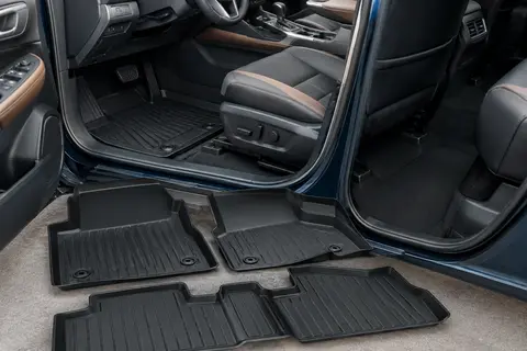 Tapis de sol noirs moulés en TPE avec rebords de 4 cm dans l’habitacle d’un SUV