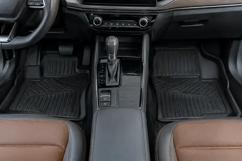 Trois tapis noirs en TPE à bords relevés installés dans l’habitacle propre d’un SUV