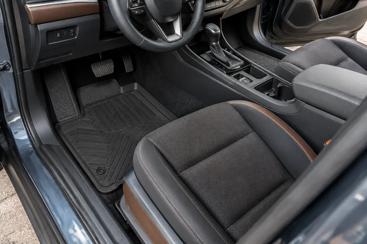 Tapis de sol noirs en caoutchouc avec talonnette renforcée installés dans l’habitacle d’un SUV