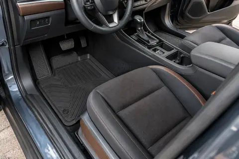 Tapis de sol noirs en caoutchouc avec talonnette renforcée installés dans l’habitacle d’un SUV