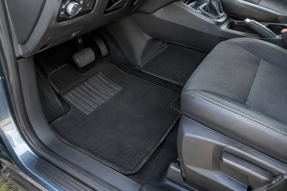 Tapis noirs ajustés pour Ford Kuga I, avec bordure à velcro et talonnette renforcée côté conducteur