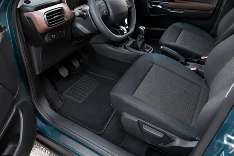 Tapis de sol noirs sur mesure dans l’habitacle d’une Citroën C4 Cactus, avec talonnette renforcée.