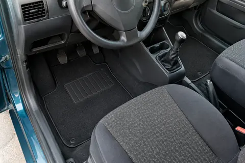 Tapis noirs sur mesure pour Fiat Idea, avec bordure périphérique et talonnette renforcée