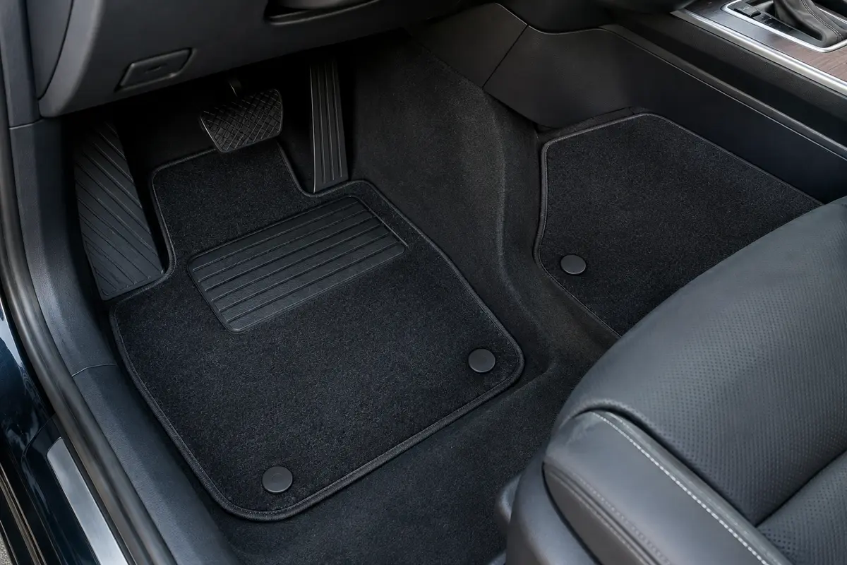 Jeu de tapis noirs ajustés à l’habitacle, avec bordure à velcro et talonnette renforcée côté conducteur