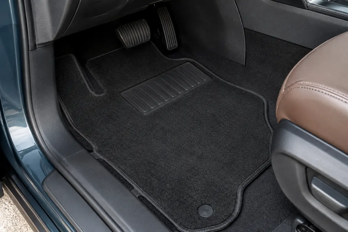 Tapis d’habitacle noir avec talonnette en caoutchouc renforcé et bordure agrippante dans un SUV