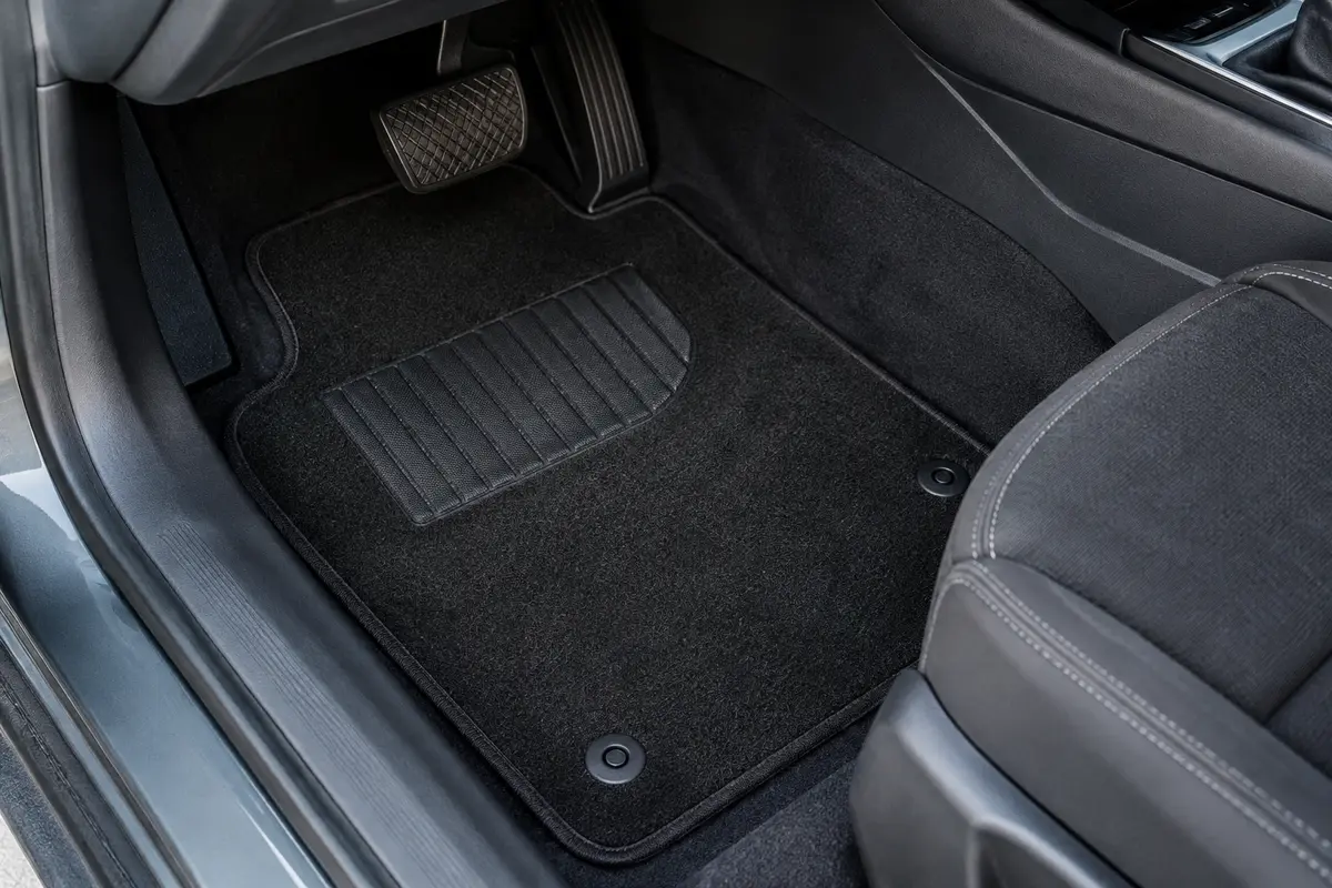 Tapis noirs aiguilletés pour Classe C W204 avec bordure antidérapante et talonnette renforcée