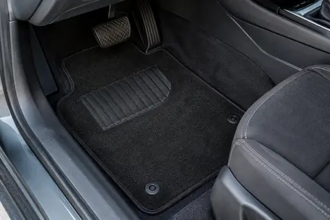 Tapis noirs aiguilletés pour Classe C W204 avec bordure antidérapante et talonnette renforcée