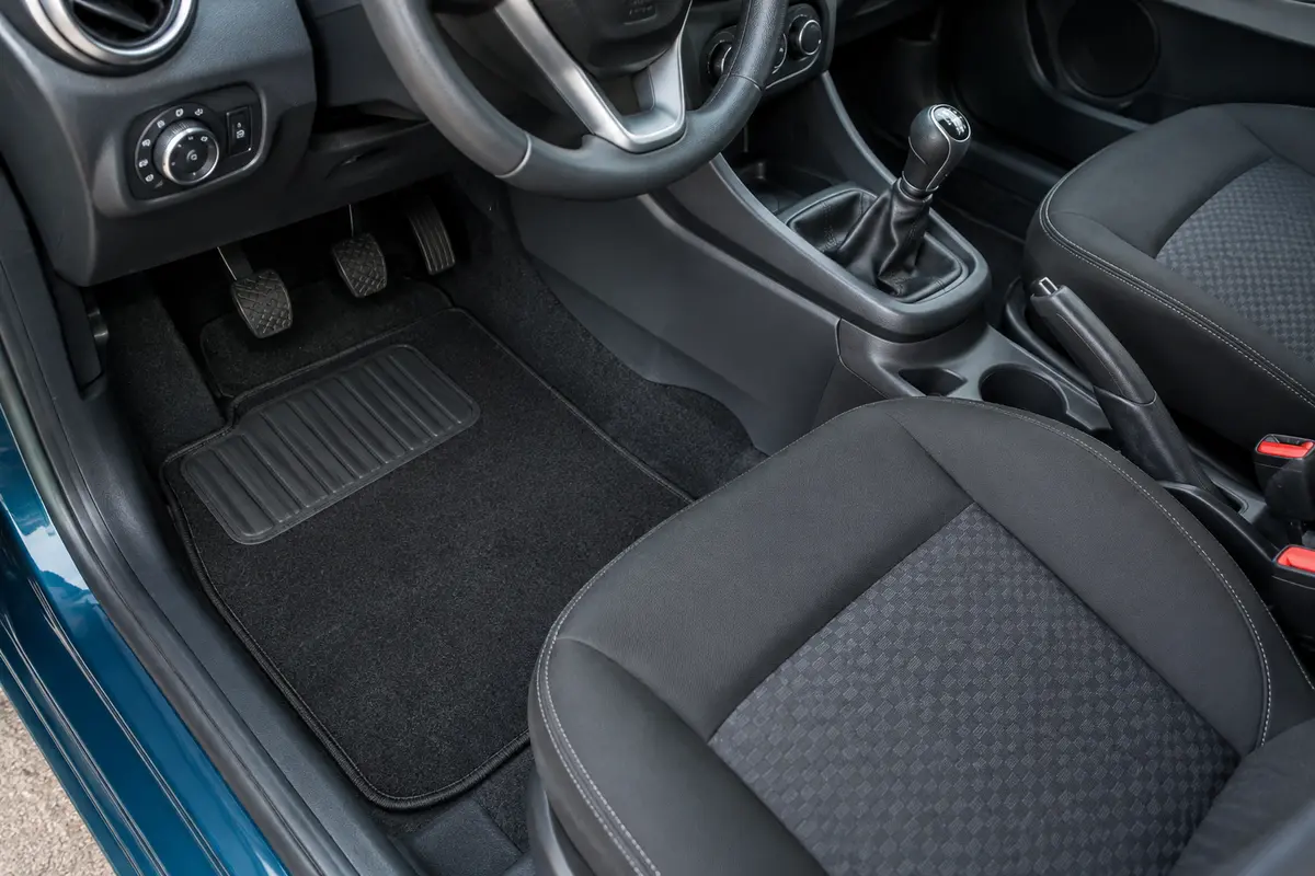 Jeu de tapis noirs ajustés à l’habitacle d’une Ford Ka II, avec talonnette renforcée et bordure surpiquée.