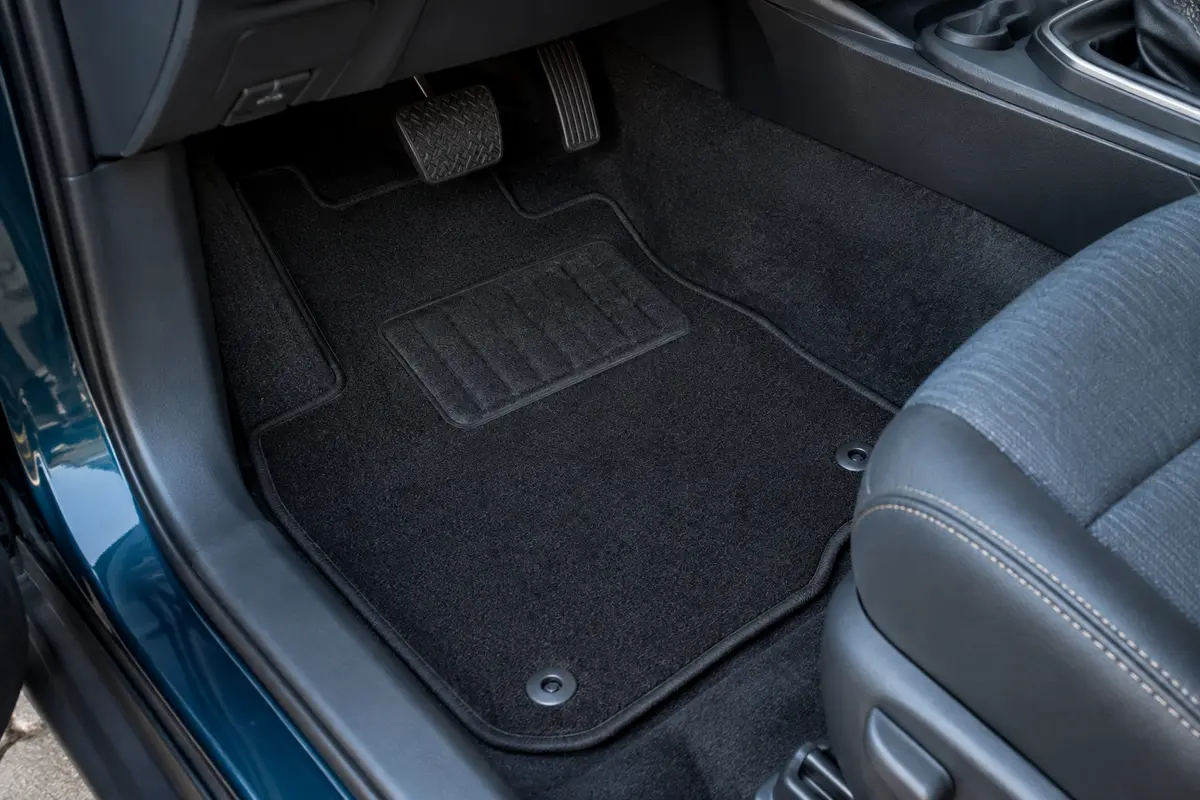 Tapis de sol noir pour Rav4 IV, avec bordure à velcro et talonnette renforcée dans un habitacle propre.