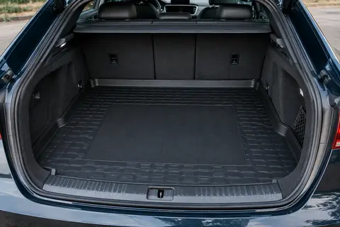 Bac de coffre noir MTM ajusté à une Audi A5 Sportback, avec rebords et surface centrale gaufrée