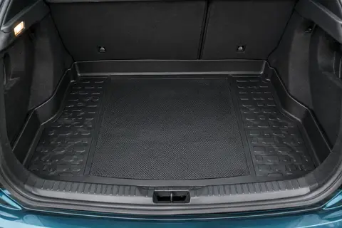 Bac de coffre noir MTM aux rebords de 5 cm et à la surface gaufrée installé dans un coffre automobile