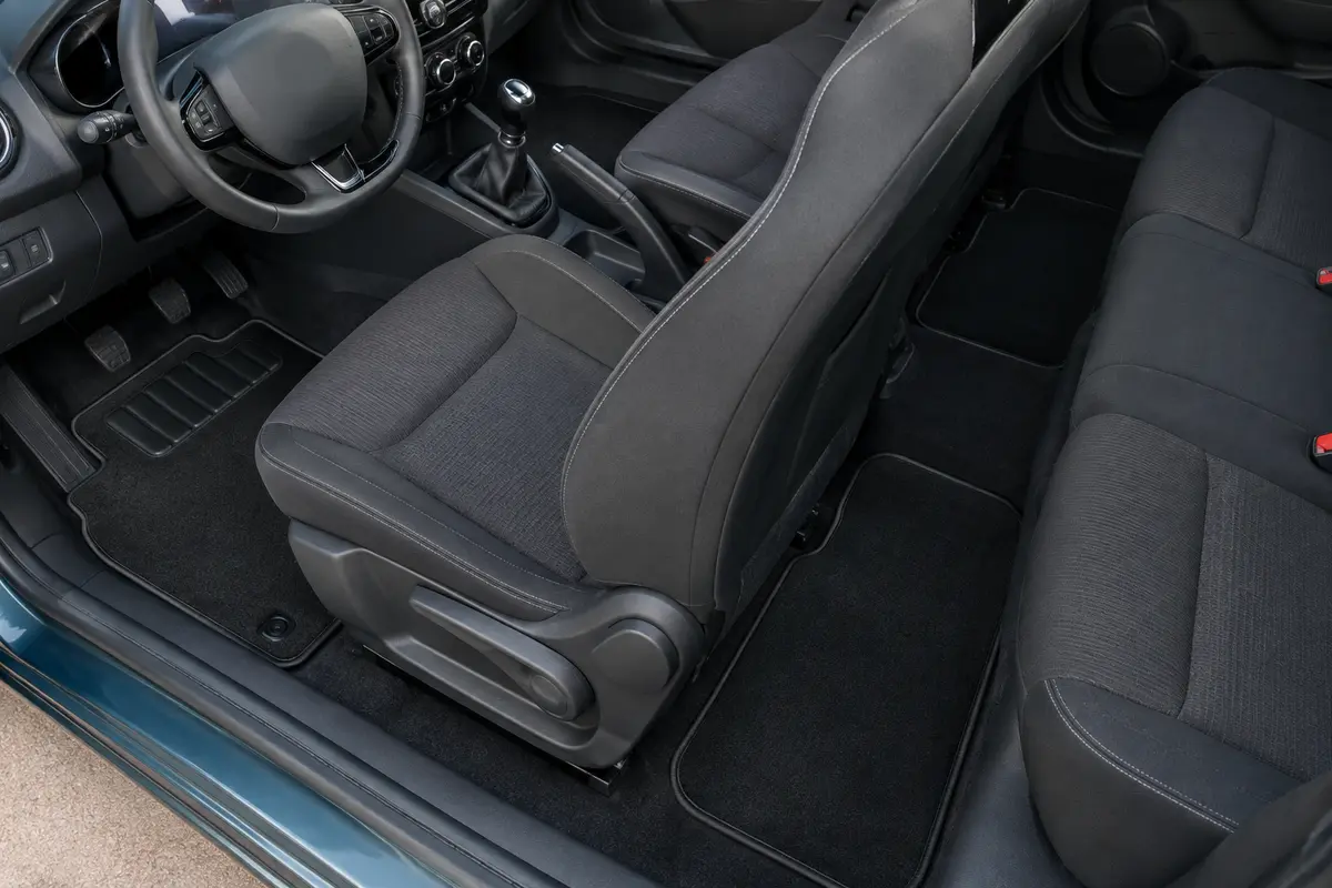 Jeu de tapis noirs en velours pour Clio 4, avec bordure soignée et talonnette renforcée côté conducteur