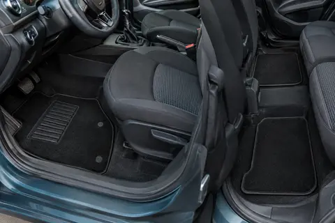 Jeu de tapis auto noirs en velours avec talonnette renforcée, présenté dans un habitacle compact