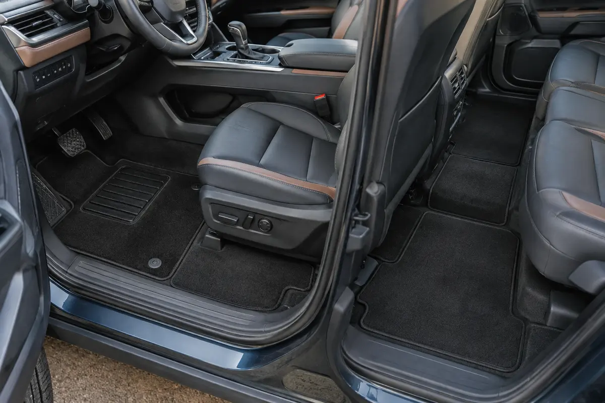 Quatre tapis noirs en velours pour Qashqai II, avec bordure antidérapante et talonnette renforcée côté conducteur
