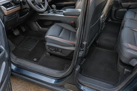 Quatre tapis noirs en velours pour Qashqai II, avec bordure antidérapante et talonnette renforcée côté conducteur
