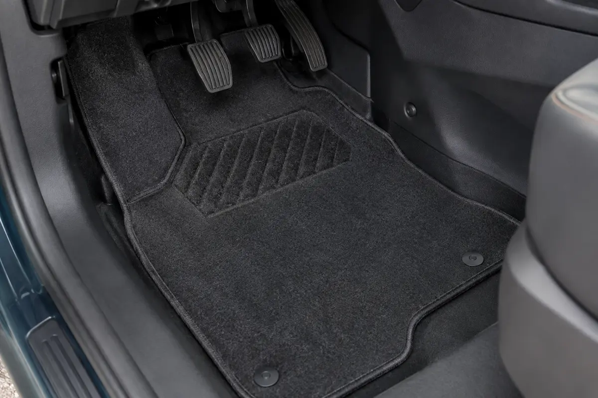 Tapis de cabine ProPlus anthracite en feutre, avec renfort talonnette et bords surpiqués dans un utilitaire.