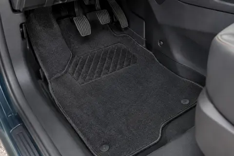 Tapis de cabine ProPlus anthracite en feutre, avec renfort talonnette et bords surpiqués dans un utilitaire.