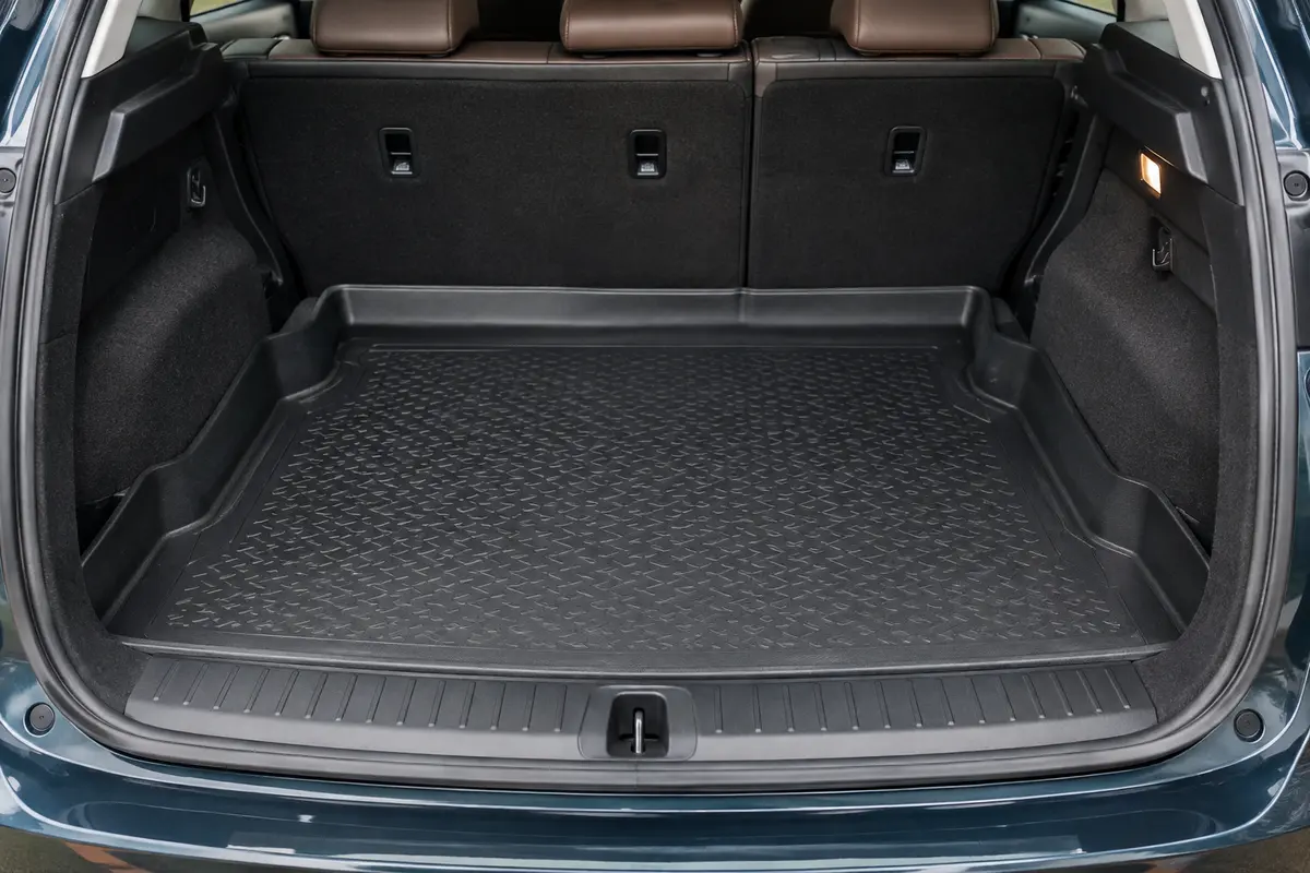Bac de coffre noir à rebord surélevé installé dans le coffre d’un SUV compact propre.