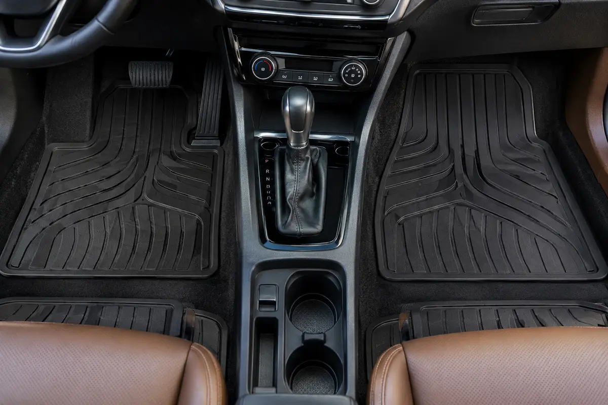 Jeu de quatre tapis de sol noirs en caoutchouc installé dans l’habitacle propre d’une voiture