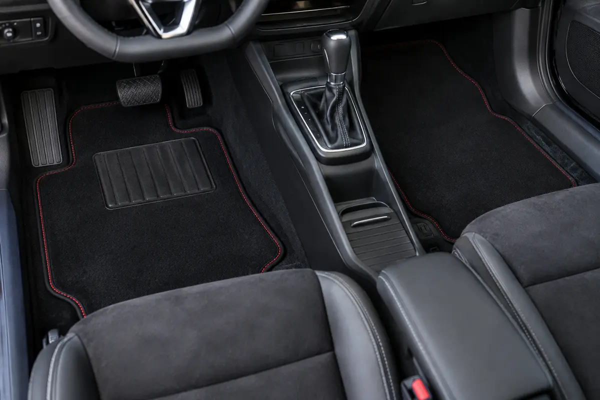 Jeu de tapis de sol WRC en moquette velours noire avec surpiqûre rouge et talonnette PVC