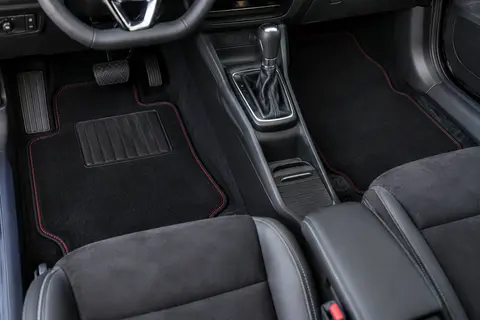 Jeu de tapis de sol WRC en moquette velours noire avec surpiqûre rouge et talonnette PVC