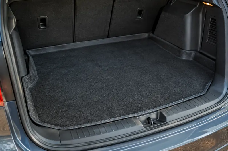 Tapis de coffre posé dans un espace de chargement propre, avec sa forme clairement visible