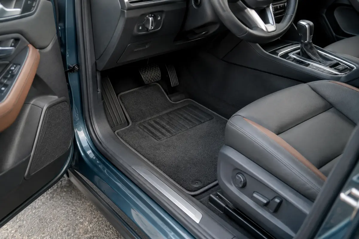 Tapis de sol ajusté dans l’habitacle d’une voiture, avec ses contours et ses reliefs visibles